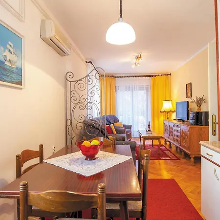 2 Bedroom Cozy Apartment In Okrug Gornji Trogir
