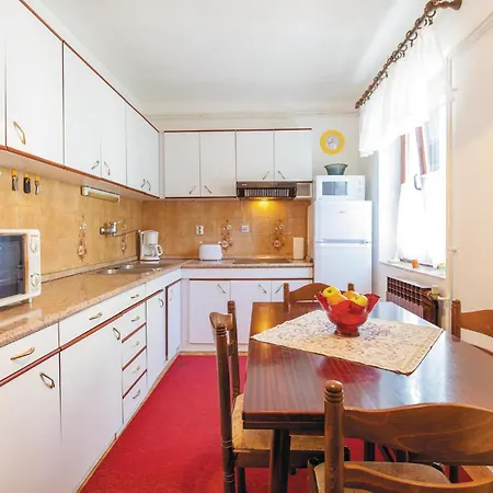 2 Bedroom Cozy Apartment In Okrug Gornji * Trogir