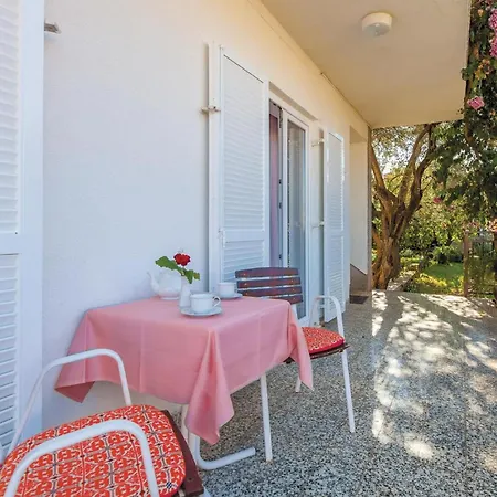 2 Bedroom Cozy Apartment In Okrug Gornji Trogir