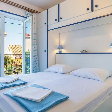 Apartment 2 Bedroom Cozy In Okrug Gornji